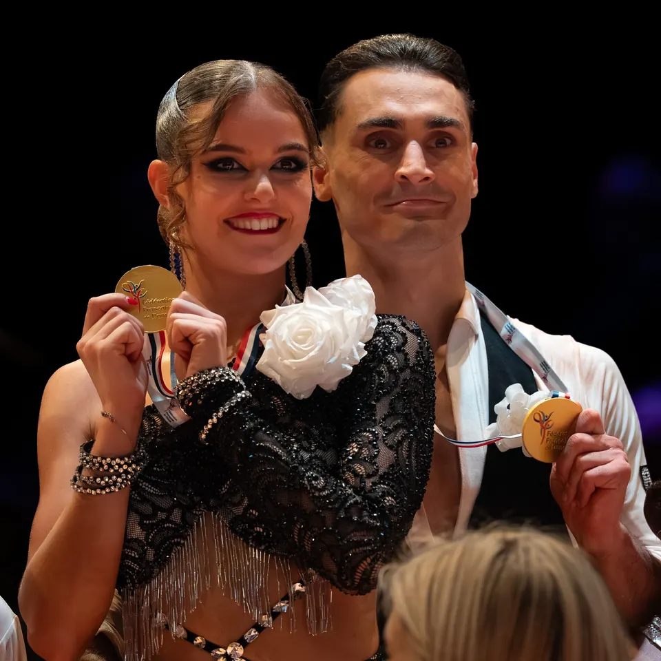 Léo et Mathilde, médailles d'or en main, Champions de France 10 danses 2025