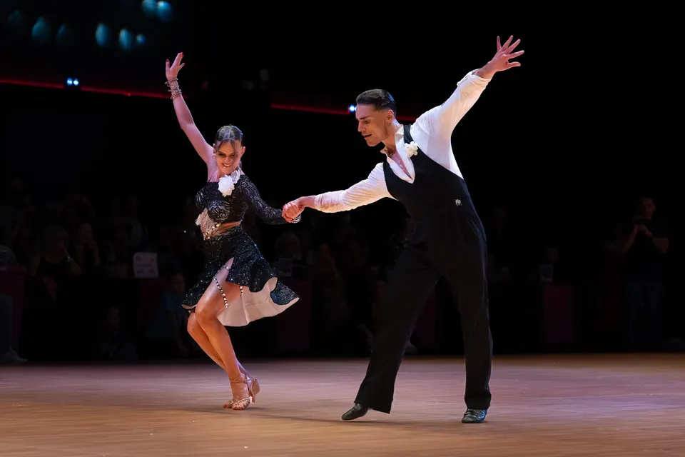 Léo et Mathilde, bras levés, en finale de danses latines