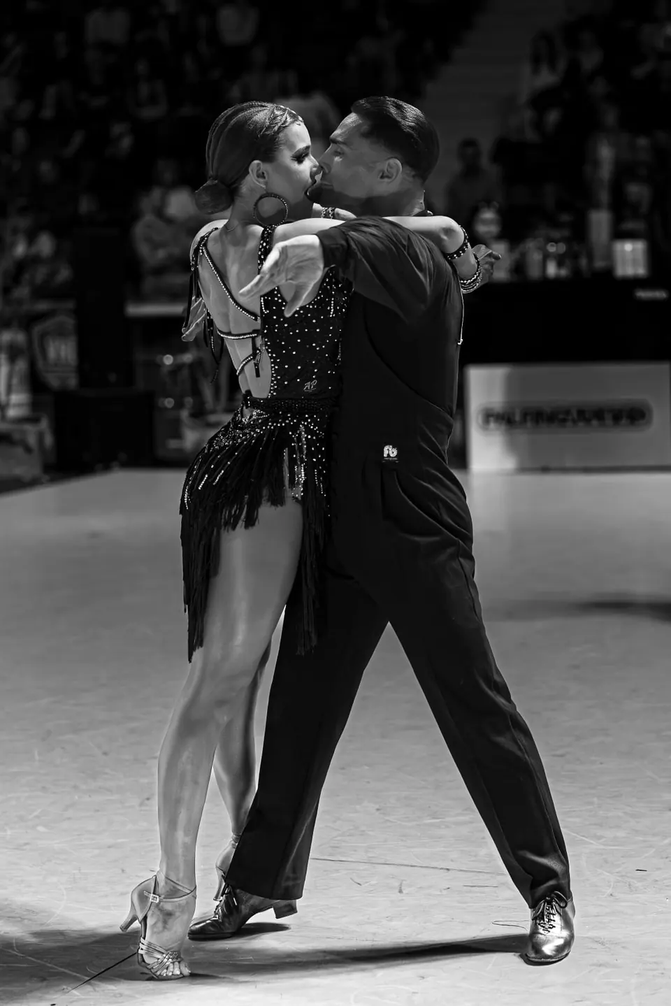 Léo et Mathilde en danse latine, photo noir et blanc
