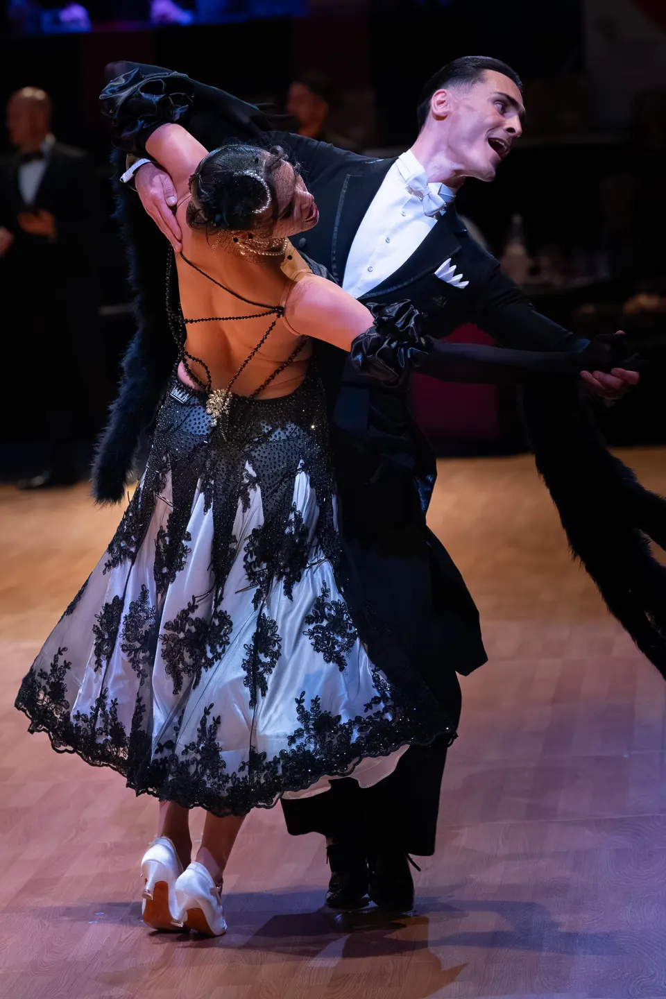 Léo et Mathilde en danse standard, robe de dentelle noire et blanche