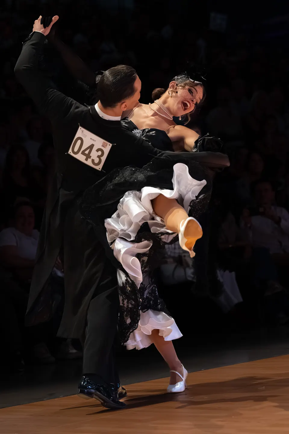 Figure dynamique en danse standard, la robe de Mathilde en mouvement