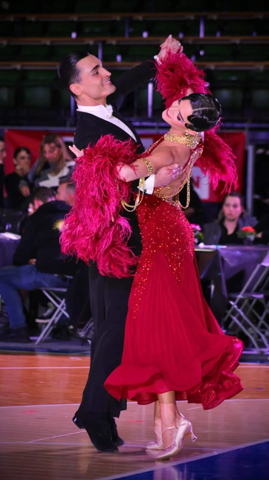 Léo et Mathilde en danse standard, robe rouge à plumes
