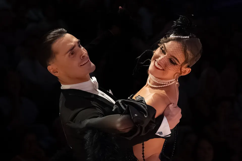 Léo et Mathilde souriants pendant une danse standard