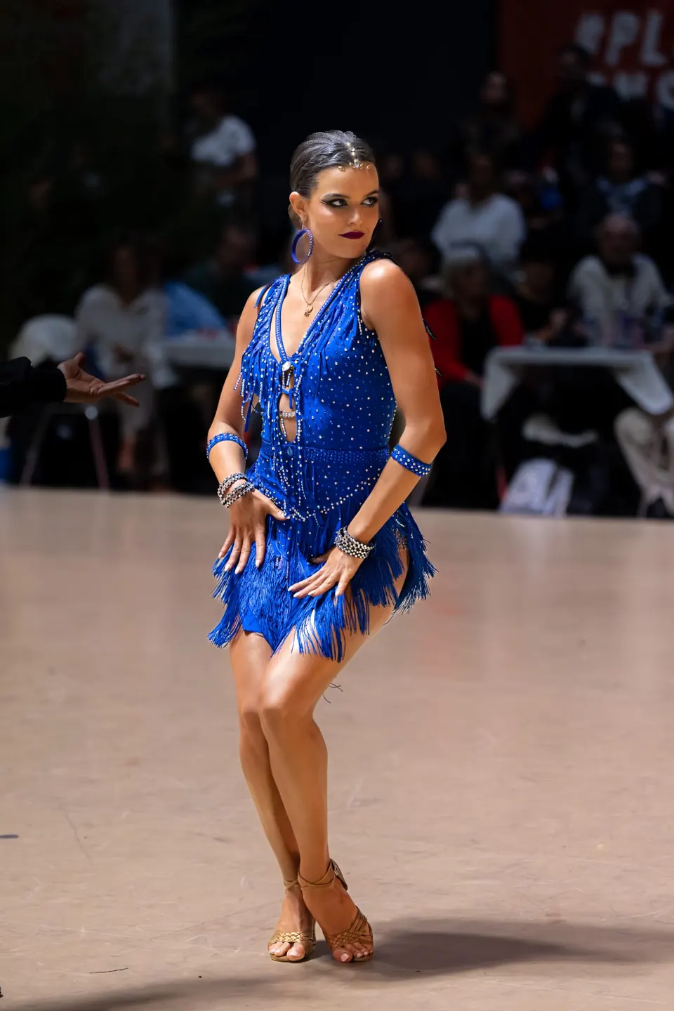Mathilde en robe latine bleue à franges