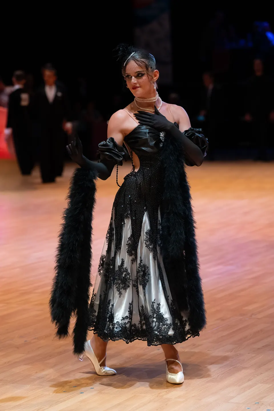 Mathilde en robe de standard noire et blanche sur le parquet du Championnat de France
